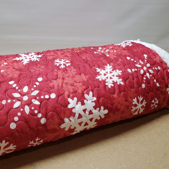 Red & White Snowflake Furry Throw - Picture 6 of 10